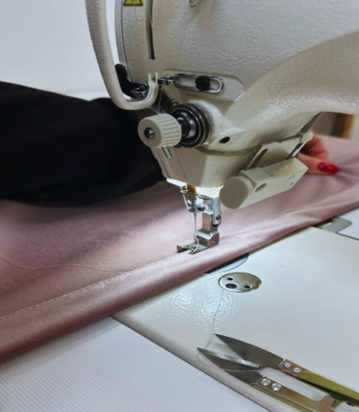 Szycie rolety na maszynie — pracownia Dekro