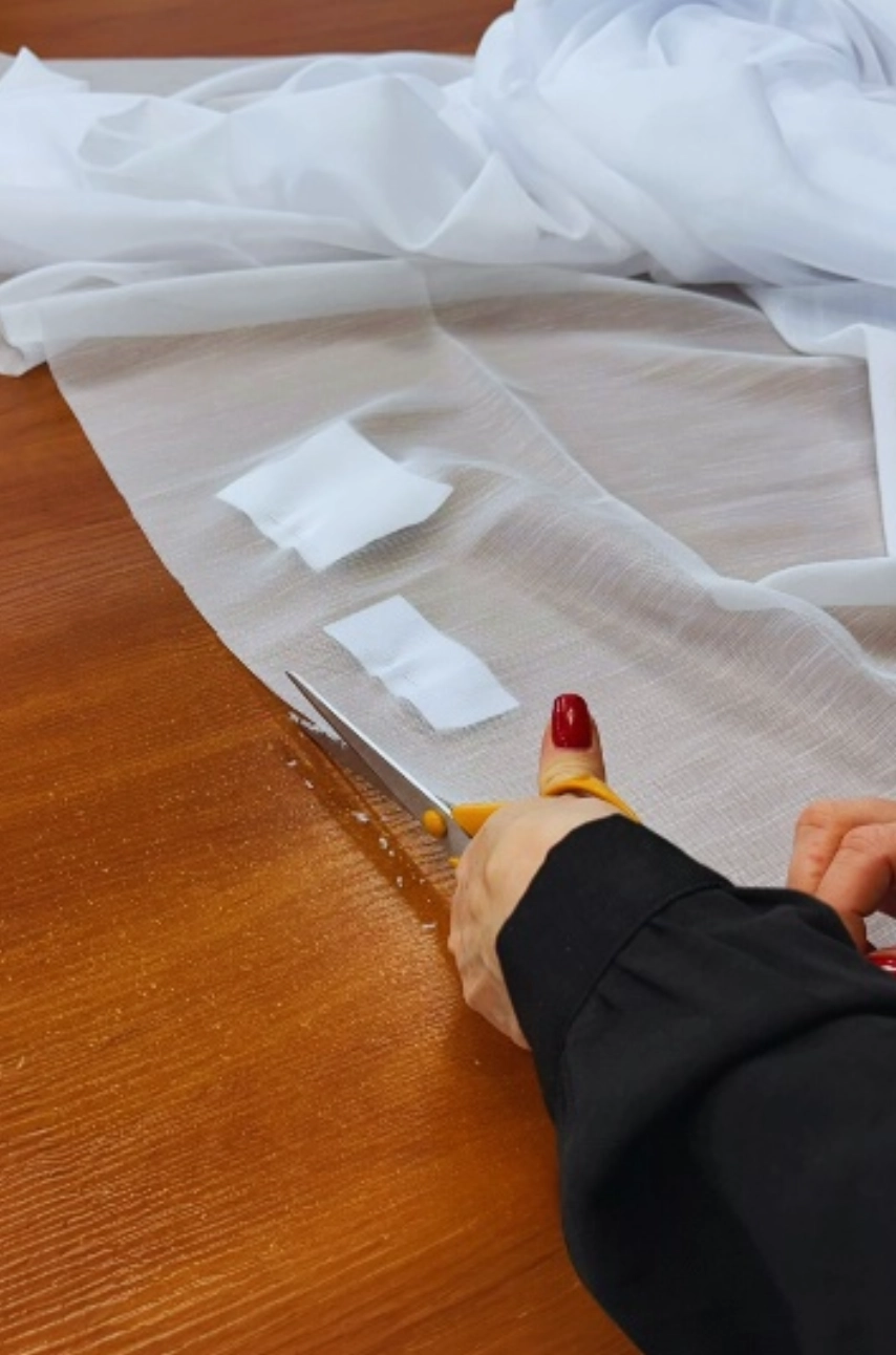 Ręczne cięcie tkaniny na roletę — precyzja